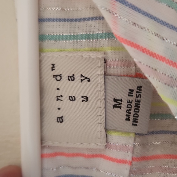 USED CONDITION  Brand AND EAWAY SIZE M V NECK - Picture 3 of 6